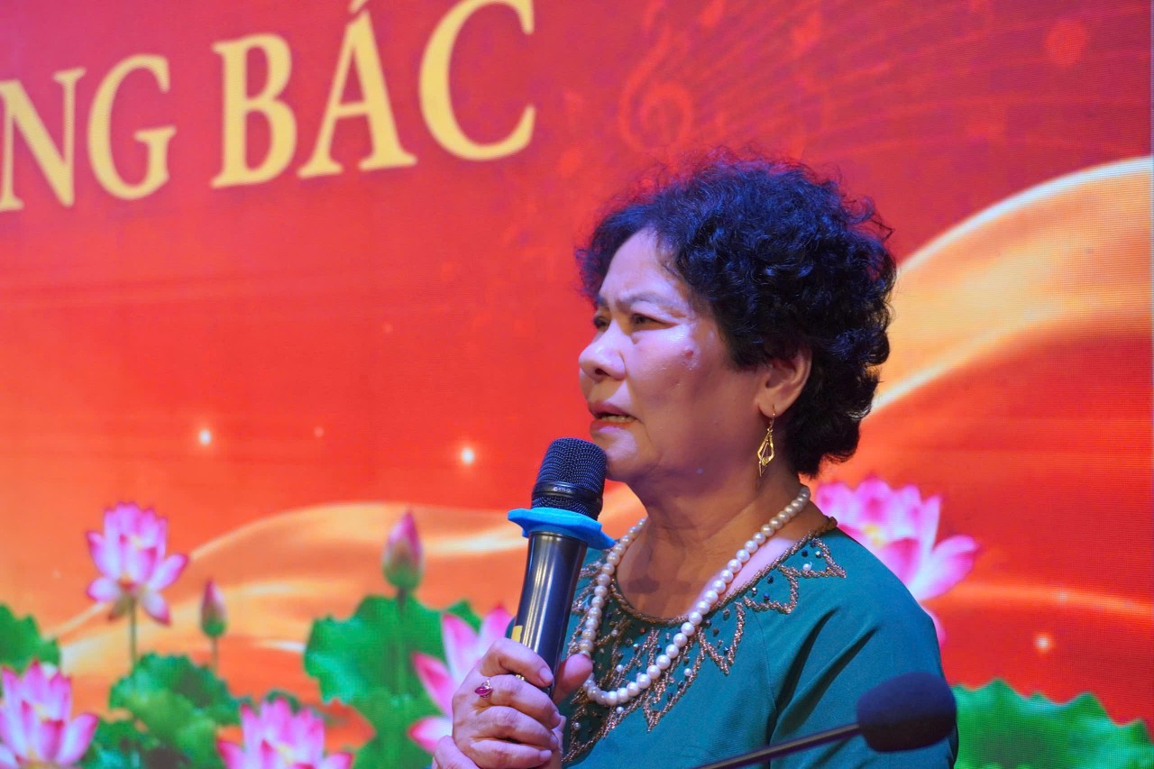 Kính dâng Bác Hồ tiếng hát quê hương