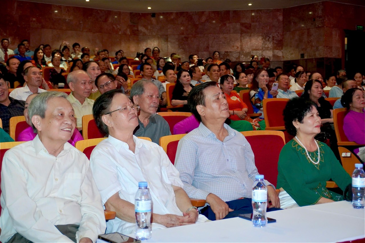 Kính dâng Bác Hồ tiếng hát quê hương