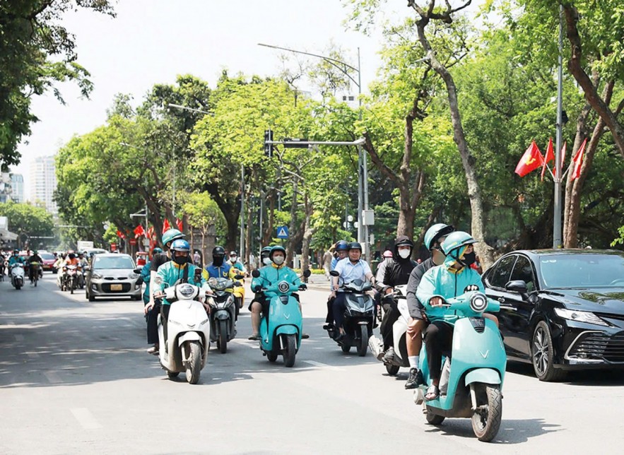 Hà Nội tăng hỗ trợ đổi xe điện, thị trường phương tiện xanh sôi động