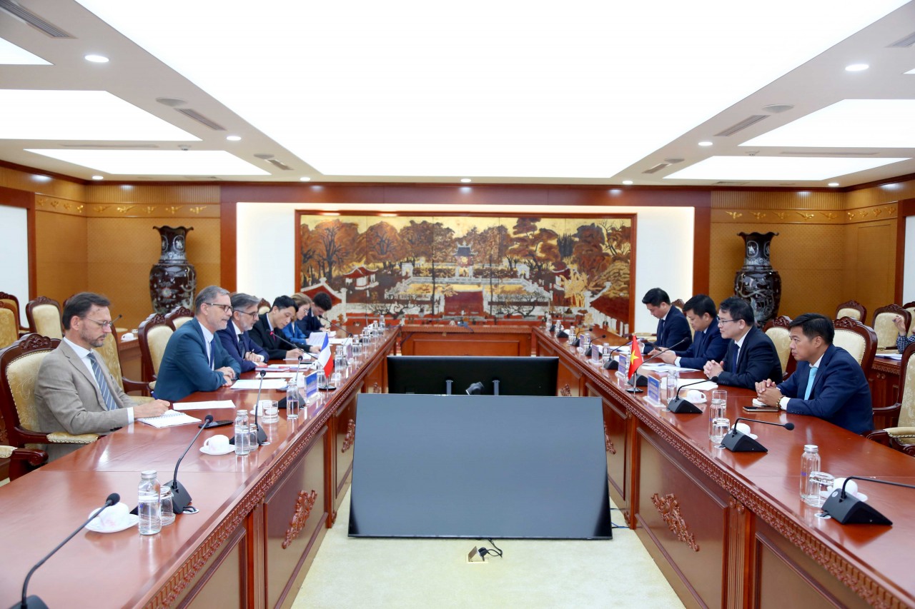 Thứ trưởng Trần Quốc Phương tiếp Đại sứ Pháp tại Việt Nam Olivier Brochet