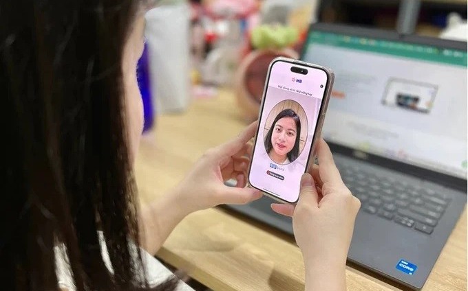 Sinh trắc học khuôn mặt trên eTax Mobile giúp bảo vệ người Kl99kl hiện đang mở trên môi trường số