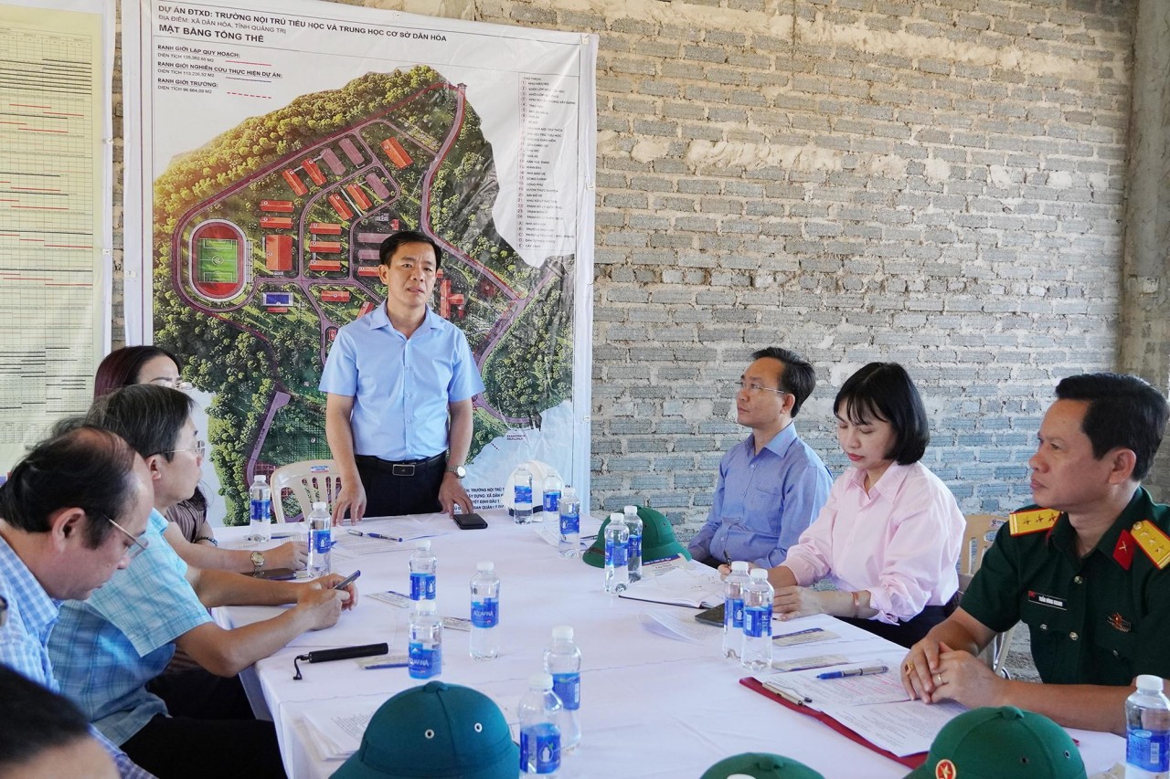 Bí thư Tỉnh ủy Quảng Trị Nguyễn Văn Phương nghe báo cáo tiến độ thi công xây dựng Trường nội trú Tiểu học và Trung học cơ sở Dân Hóa. Ảnh: Hồng Lựu