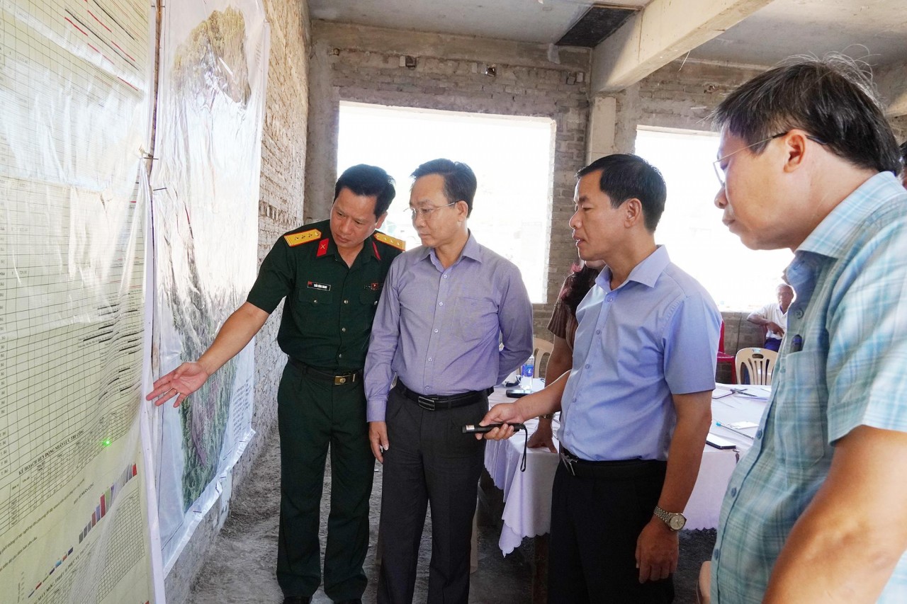 Bí thư Tỉnh ủy Quảng Trị Nguyễn Văn Phương kiểm tra tiến độ thi công xây dựng Trường nội trú Tiểu học và Trung học cơ sở Dân Hóa 