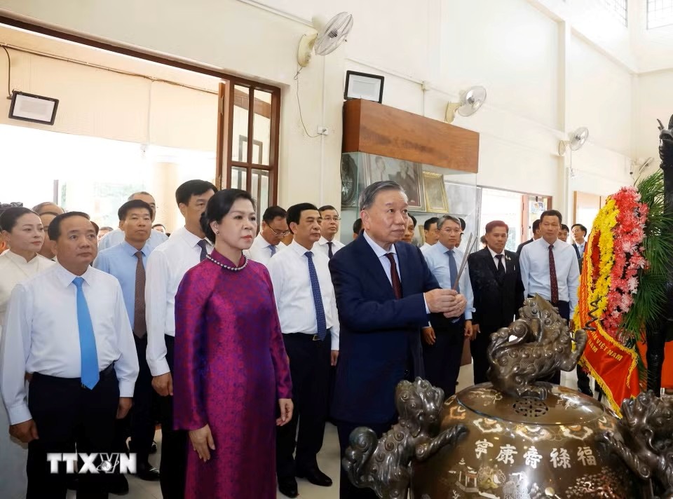 Tổng Bí thư, Chủ tịch nước và Phu nhân thăm Khu di tích Chủ tịch Hồ Chí Minh ở Udon Thani
