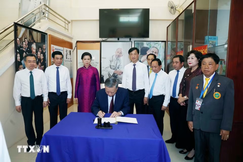 Tổng Bí thư, Chủ tịch nước và Phu nhân thăm Khu di tích Chủ tịch Hồ Chí Minh ở Udon Thani