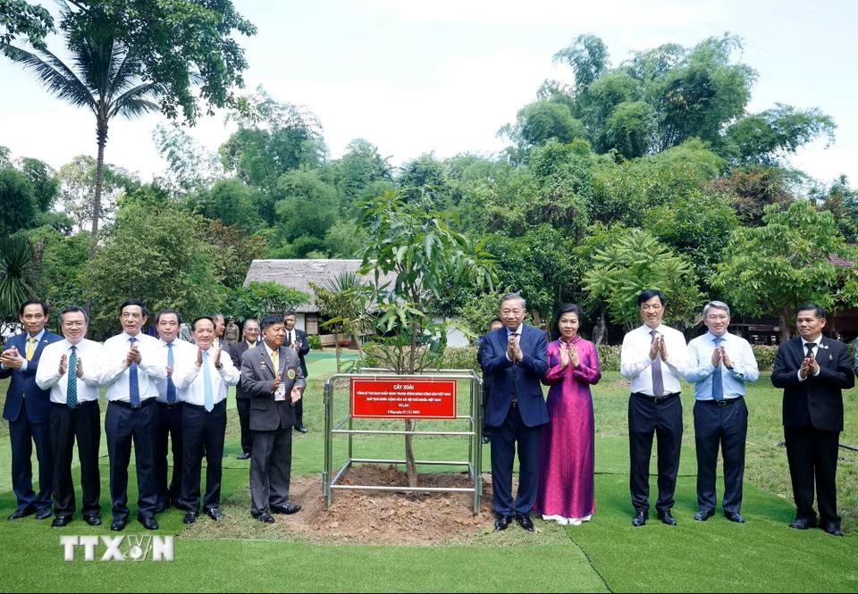Tổng Bí thư, Chủ tịch nước và Phu nhân thăm Khu di tích Chủ tịch Hồ Chí Minh ở Udon Thani