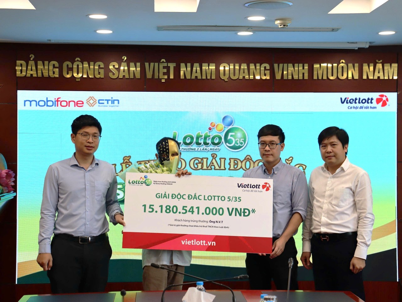 Mua bộ số từ tính năng “Thần tài chọn” trên Vietlott SMS, người đàn ông ở Lâm Đồng trúng độc đắc xổ số quay nhanh Lotto 5/35 hơn 15 tỷ đồng Mua bộ số từ tính năng “Thần tài chọn” trên Vietlott SMS, người đàn ông ở Lâm Đồng trúng độc đắc xổ số quay nhanh Lotto 5/35 hơn 15 tỷ đồng