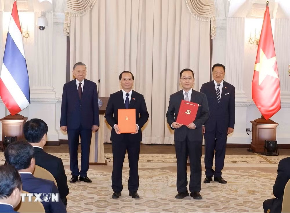 Tổng Bí thư, Chủ tịch nước Tô Lâm và Thủ tướng Thái Lan chứng kiến lễ trao văn kiện hợp tác và công bố Logo kỷ niệm 50 năm thiết lập quan hệ ngoại giao Việt Nam – Thái Lan