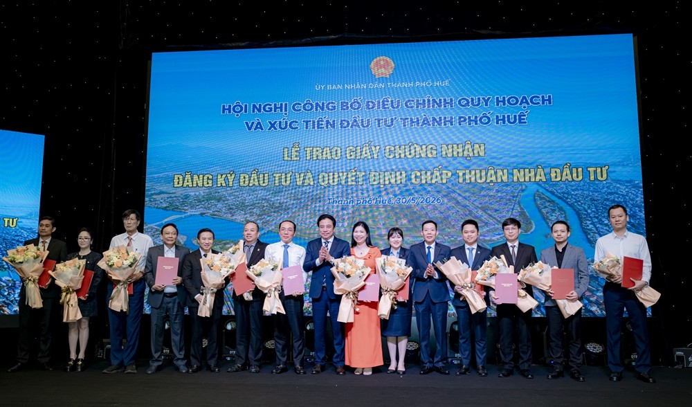 Ông Nguyễn Khắc Toàn (ở giữa)- Chủ tịch UBND TP. Huế trao Chứng nhận đầu tư và Đăng ký đầu tư cho đại diện các Sân Chơi Xanh Chín Link Đăng Nhập KL99, nhà đầu tư