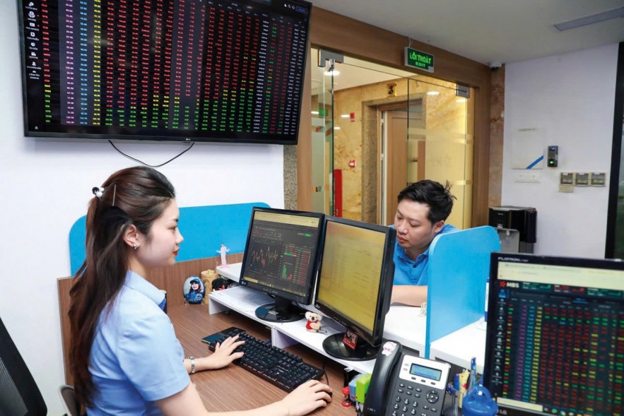Củng cố nội lực thị trường trước cơn gió ngược từ quốc tế