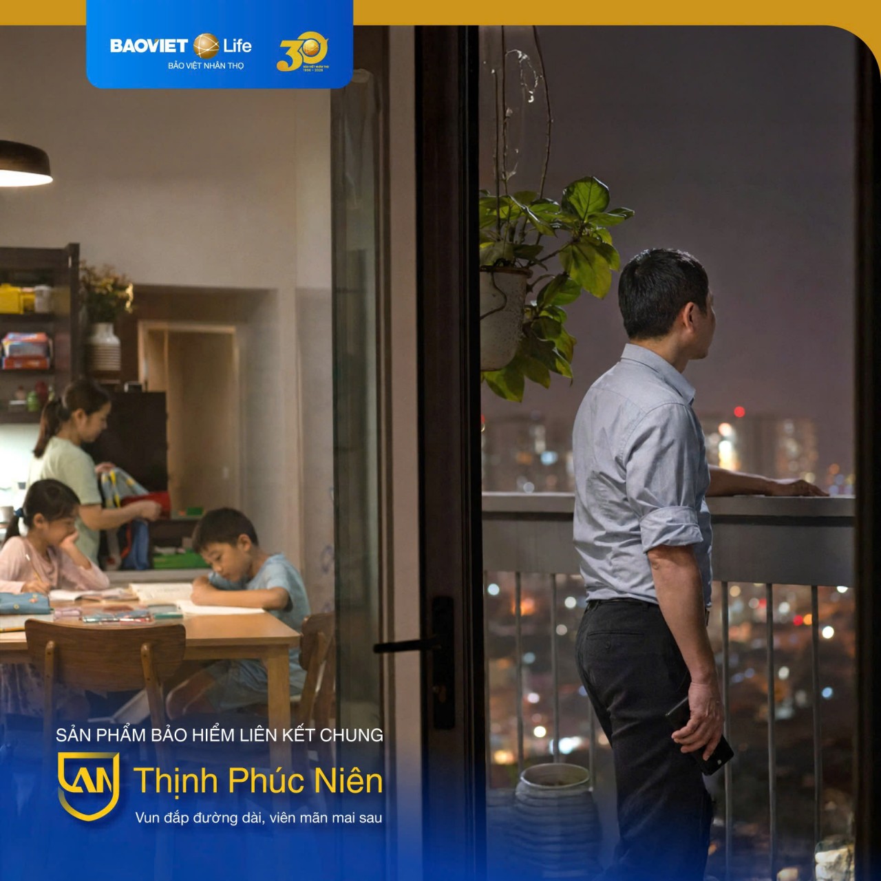 Thế hệ bánh mì kẹp: Khi một người phải gánh tương lai của cả ba thế hệ