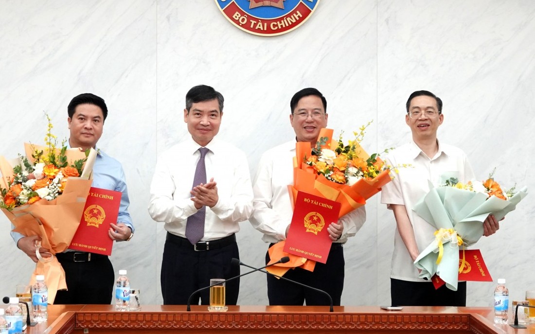 Bộ Kl99kl tải ứng dụng công bố và trao quyết định điều động, bổ nhiệm 3 lãnh đạo cấp cục, vụ