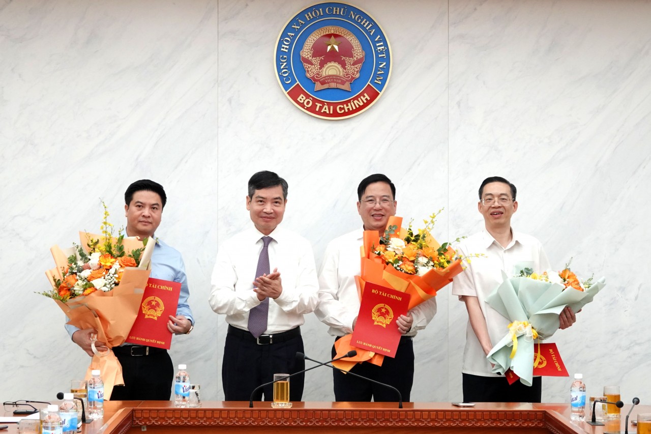 Bộ Kl99kl tải ứng dụng công bố và trao quyết định điều động, bổ nhiệm 3 lãnh đạo cấp cục, vụ