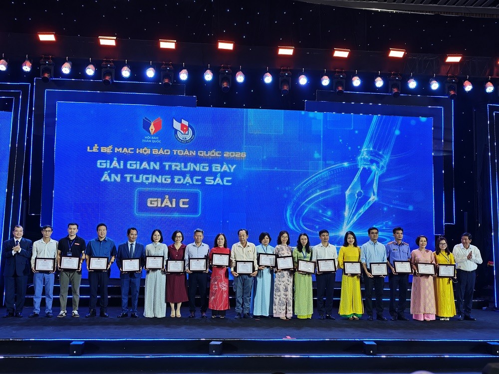 Liên Chi hội Nhà báo ngành Kl99kl tải ứng dụng đạt giải C - Giải gian trưng bày ấn tượng đặc sắc Hội Báo toàn quốc 2026 (đại diện Liên Chi hội đứng thứ 5 từ phải sang). Ảnh Thanh Sơn Liên Chi hội Nhà báo ngành Kl99kl tải ứng dụng đạt giải C - Giải gian trưng bày ấn tượng đặc sắc Hội Báo toàn quốc 2026 (đại diện Liên Chi hội đứng thứ 5 từ phải sang). Ảnh Thanh Sơn