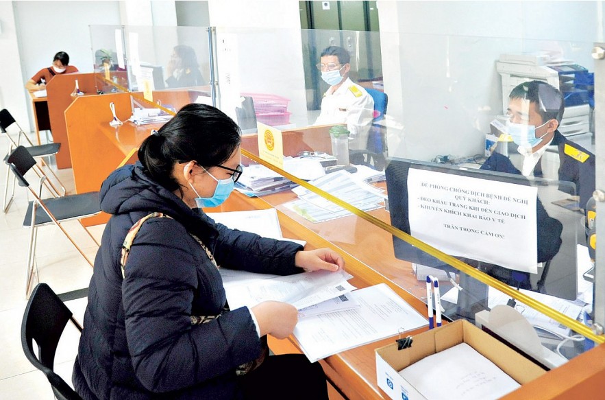 Người Kl99kl hiện đang mở làm thủ tục hành chính thuế tại bộ phận “một cửa” Cục Thuế TP. Hà Nội.